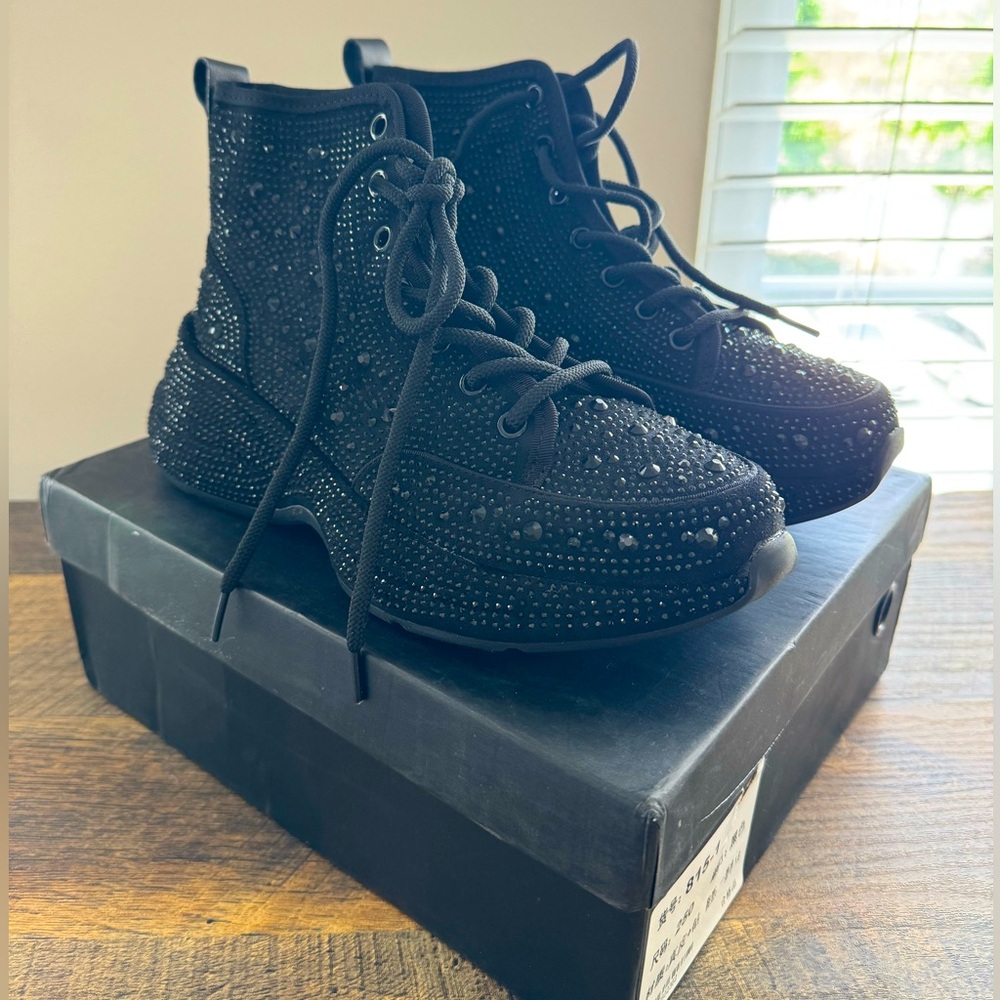 Black sparkling sneaker size 40